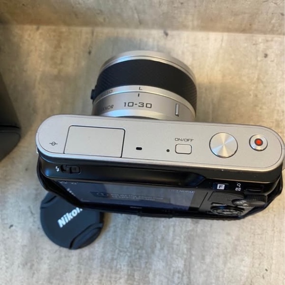 Nikon 1 J1 Mirrorless Interchangeable-Lens Digital Camera 10.1 Megapixel - Picture 3 of 7